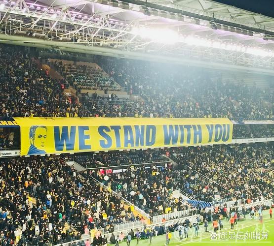 穆里尼奥邀请费内巴切大巴停车，与球迷合影留念